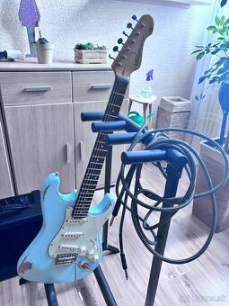 Vintage V6MRLB Distressed Laguna Blue Elektrická gitara - 3