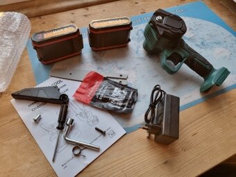 Mini elektrická píla na batérie - 3