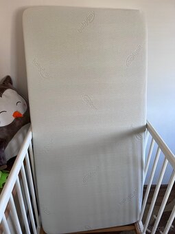 Detská drevená postieľka s matracom - 3