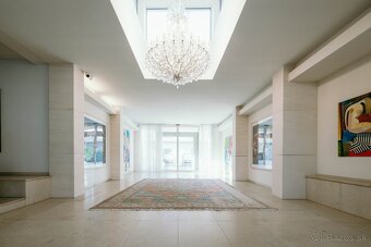 Nadčasová elegancia v srdci zelene - 3