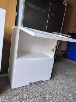 Horné skrinky – biela lesklá – šírka 60 cm
- 3