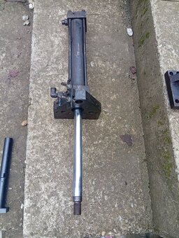 Predám tieto 3 dvojčinné hydraulické piesty - 3