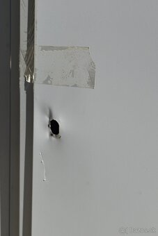 3-dverová šatníková skriňa s dlhými dverami a nožičkami - 3