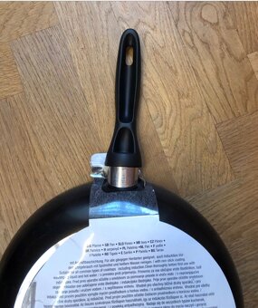 —————Nová čierna panvica, priemer 28 cm, 6.90 E——— - 3