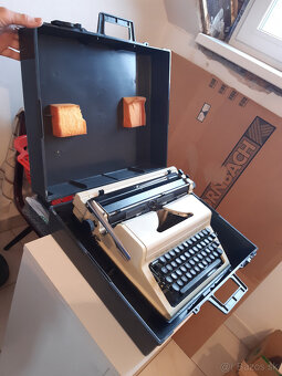 Písací stroj v kufríku - 3
