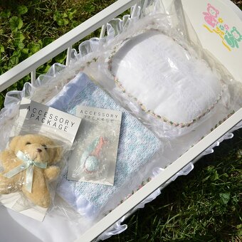 SPIACA porcelánová bábika v drevenej postieľke + macko + - 3