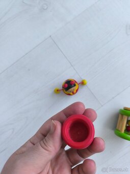 malé drevené hračky - píšťalka, hrkálky i nádobka na zúbok - 3