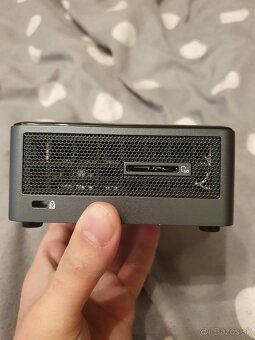 Intel NUC 8 - 3