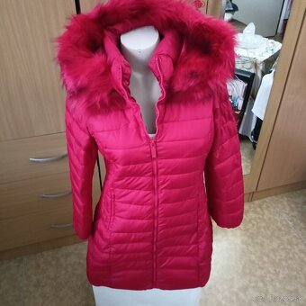 Červená predĺžená bunda s kožušinou - 3