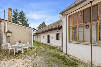 Vidiecky 3-izbový rodinný dom s letnou kuchyňou a dielňami – - 3