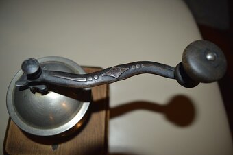 predam starozitny mlyncek na kavu - 3