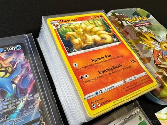 Pokemón MEGA balík (E): 100ks kariet v obaloch s V + darčeky - 3