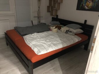 Drevená posteľ s matracmi - 3