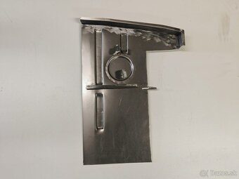 Tatra 613 - přední část předního podběhu L+P strana - 3