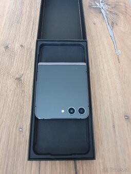 Samsung Galaxy Z Flip5 256GB Graphite - 3