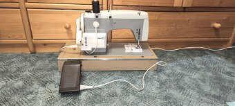 Predám kufríkový šijací stroj Veritas 8014/35-2"prískušenst - 3