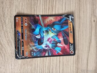 Pokémon karty V + Secret Rare: Malamar, Crobat, Victini…
- 3