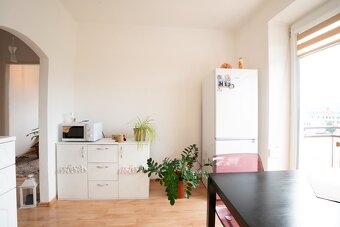 NA PREDAJ 1-izbový byt s dvomi balkónmi na Piešťanskej ulici - 3