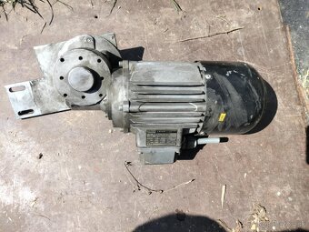 Elektromotor s prevodovkou (12) - 3