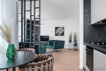 Štýlový 3-izbový byt so zariadením, loggiou a balkónom - 3