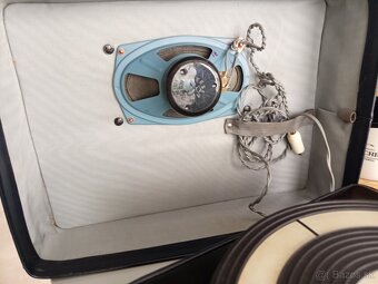 Starý gramofón a platne - 3