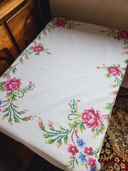 Nádherný veľký biely obrus s veľkými ružovými ružami 130x220 - 3