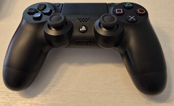 Herna konzola PlayStation 4 s original ovladacom a kablami. - 3