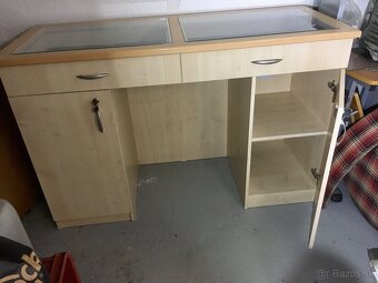 Predajný pult presklený - 3