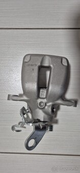 NOVÝ ĽAVÝ ZADNÝ Brzdový Strmeň aj Škoda Octavia 2 - 3