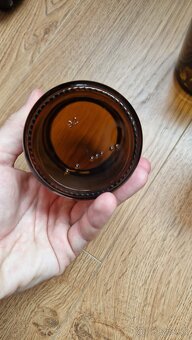 Sklenene hnedé pohare uzatvaracie - 3