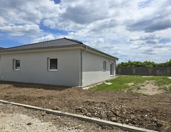 NOVOSTAVBA s 9árovým pozemkom - 3