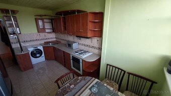 Predaj-čiastočne prerobený 3 izbový veľký byt s loggiou v KN - 3