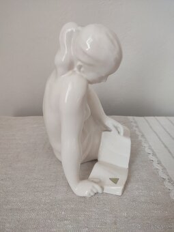 Keramia žena s knihou keramická soška 28 cm
- 3