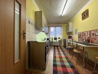 VÄČŠÍ 2-izbový byt s balkónom na predaj v centre SNV - 3