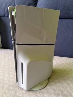 Sony Playstation 5 Slim, Mechanika, 1 ovládač + stojan s RGB - 3