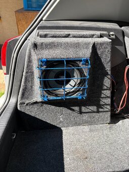 Predám na mieru Subwoofer pre GOLF 6 htachback - 3