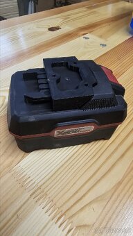 Držiak na stenu pre batérie Parkside 20V – pevný ABS plast - 3