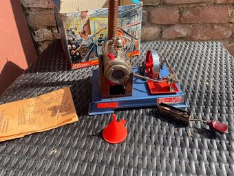 starý model parného stroja - 3