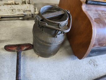 Staré váhy, kufor ,gramofón.... - 3