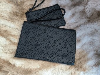Čierna kozmetická taška + kľúčenka Guess - 3