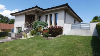Krásny 5 izb. dom so záhradou, garážou a bazénom v obci Letn - 3