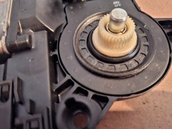 Peugeot 307 motorek stahování okna pravý přední - 3