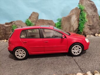 Prodám model 1:18 Volkwagen Golf V - 3