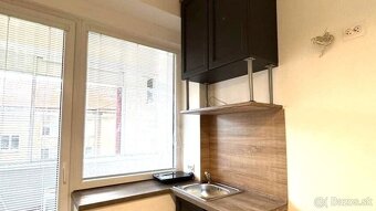 Zrekonštruovaná garsónka s loggiou v centre mesta - 3