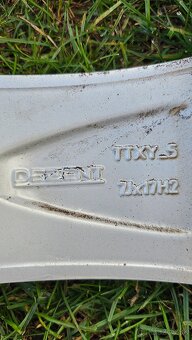 Predám zimné pneu Dunlop na diskoch Dezent R17 - 3