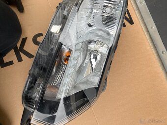 pravy prave predni svetlo skoda rapid svetla - 3
