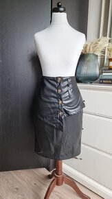 Koženková sukňa s opaskami - 3