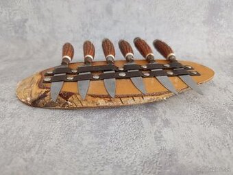 6 x malé nožíky v řadě na dřevéné podložce z břízy. - 3