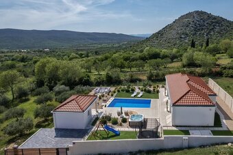 Luxusná vila s priestranným pozemkom a výhľadom na prírodné - 3