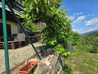 Krásna záhrada s chatkou na južnom svahu aj s IS - 3